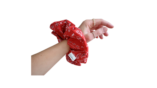 XXL scrunchie rood paisley print hand geit boerin zakboek
